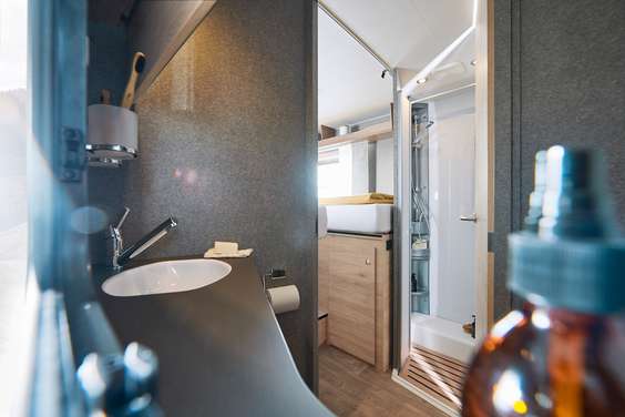Hoogwaardige materialen en afwerking geven ook de badkamer een zweem van luxe. • T 7055 EB