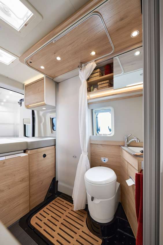 Innovatieve comfortabele badkamer op een breedte van  1,41 m – met geraffineerde ombouwmogelijkheid.