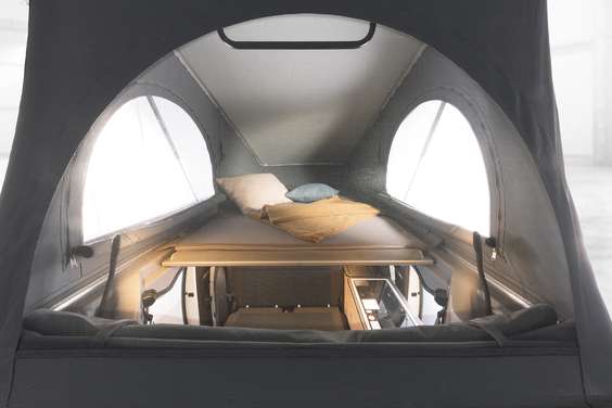 Het uitzetdak met panoramaview biedt twee comfortabele slaapplaatsen met schotelvering en een ligoppervlak van 1,20 x 2,00 m.