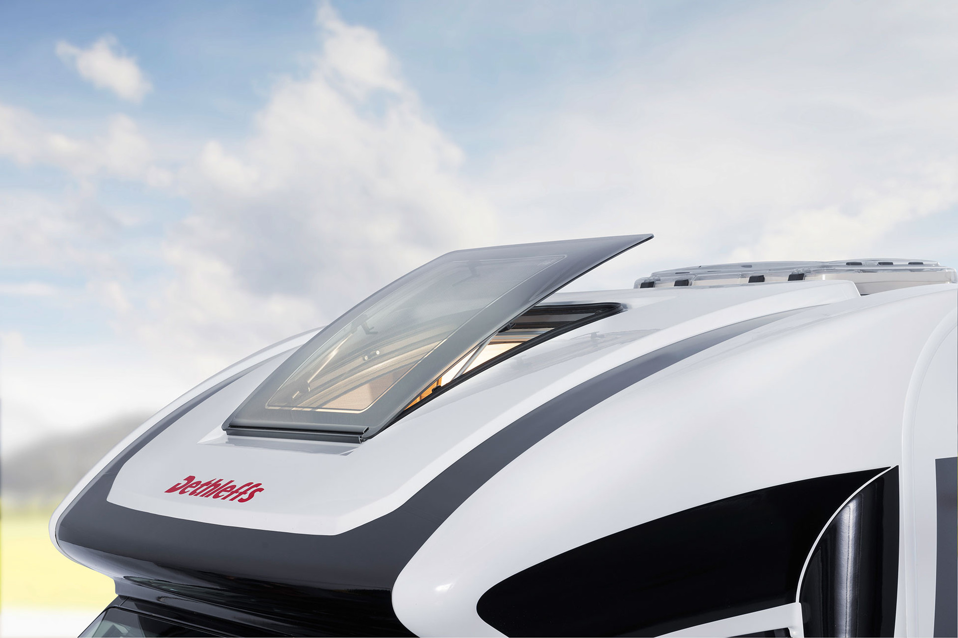 Het aerodynamische dakraam in de kap boven de cabine van de halfintegralen brengt licht en lucht in het voertuig.