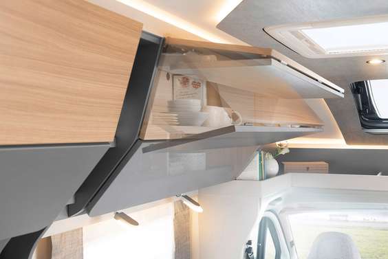 Innovatieve Maxi-Flex-bovenkast- architectuur. Creëert meer hoofdruimte en geeft een royaal gevoel van ruimte