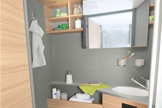 Lichte en moderne toiletruimte met een praktische spiegel die naar opzij kan worden geschoven en veel legplanken en opbergmoge- lijkheden • T 7052 DBL