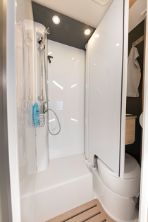 De douchecabine! In combinatie met de met kunststof beklede schuifdeur ont- staat een rondom waterdichte douche- cabine. Beter kan een beperkte ruimte niet benut worden.