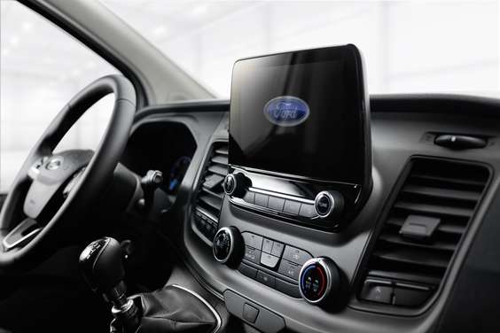 Ford-audiosysteem met DAB+, achteruitrijcamera met beeldoverdracht van de rijweg achter het voertuig op een multifunctioneel display, airco incl. stof- en pollenfilter.