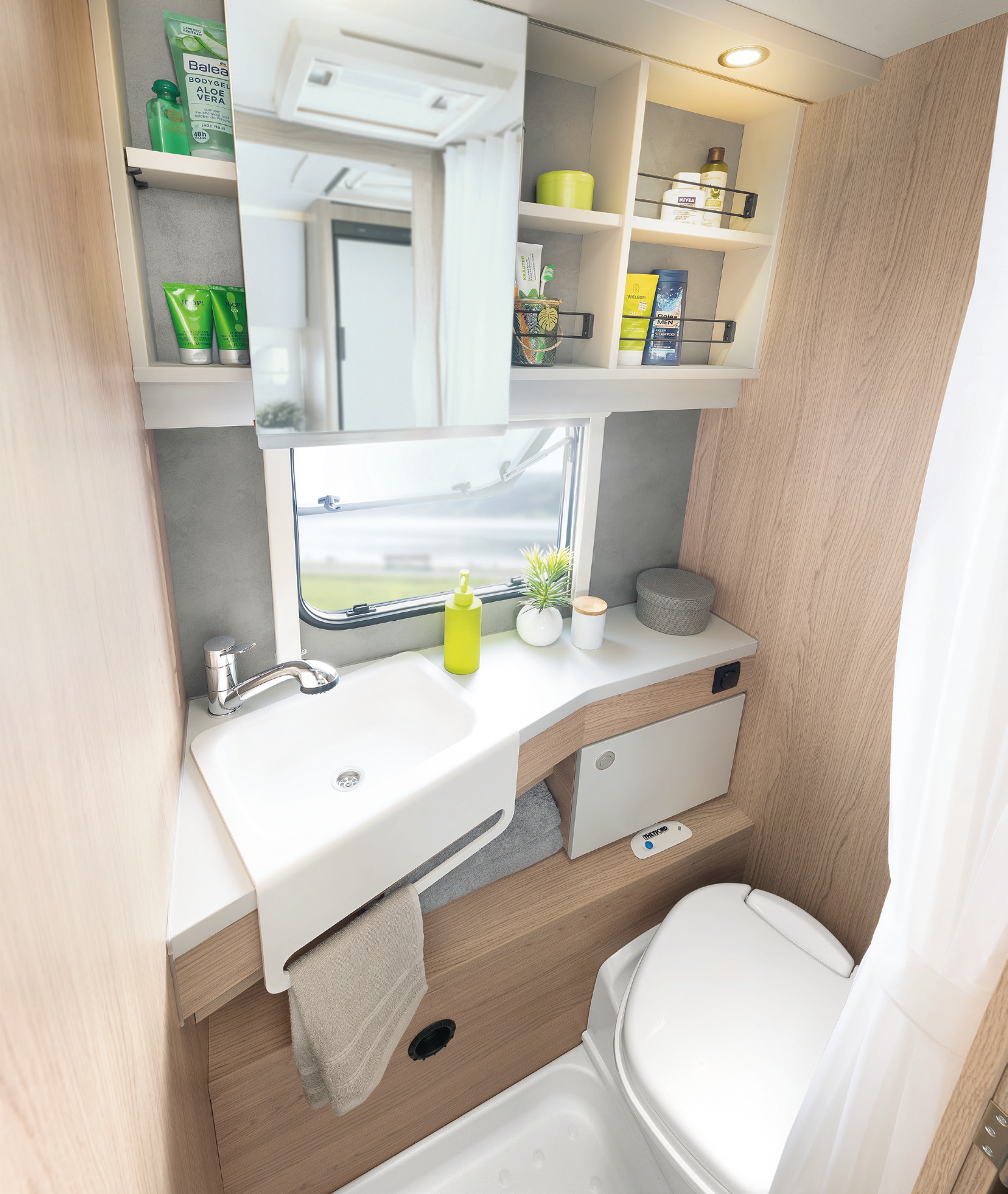 Compacte badkamer in lichte kleuren met mooie, praktische details, zoals de ingebouwde handdoekhouder • 510 ER | Skagen