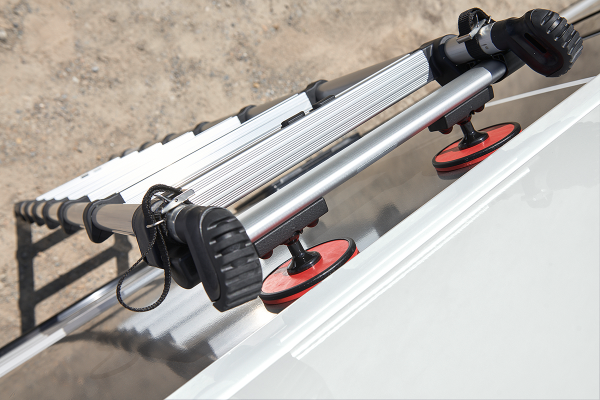 De telescopische ladder met optioneel verkrijgbare zuignappen staat stabiel en vereenvoudigt het gebruik buiten.